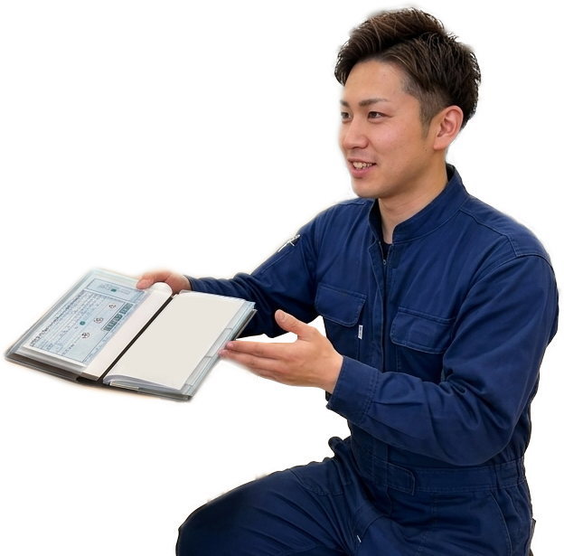 車検証入れケースを紹介するスタッフ